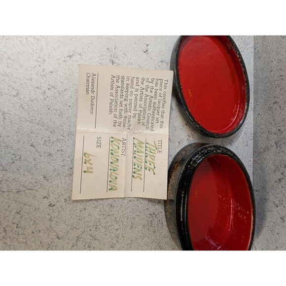 Signed Palekh Russian Lacquer Box w/ Certificate – “Maidens” by Kononova – 1992 - Picture 7 of 9